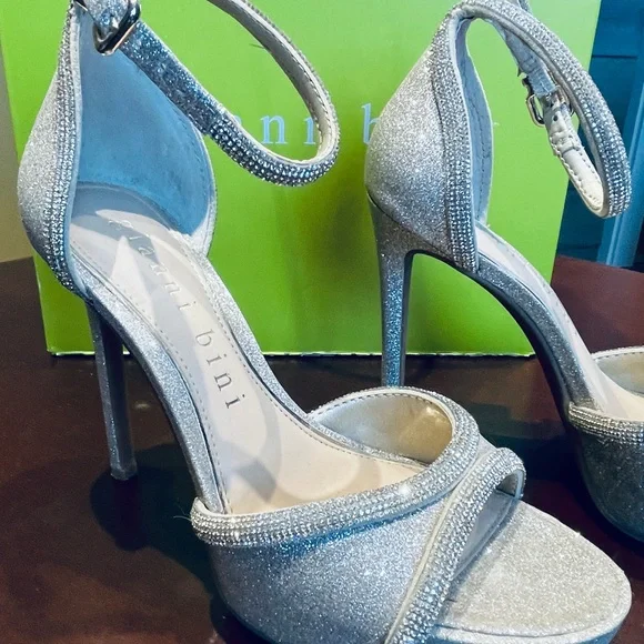 Gold Gianni Bini Heels - Picture 1 of 2